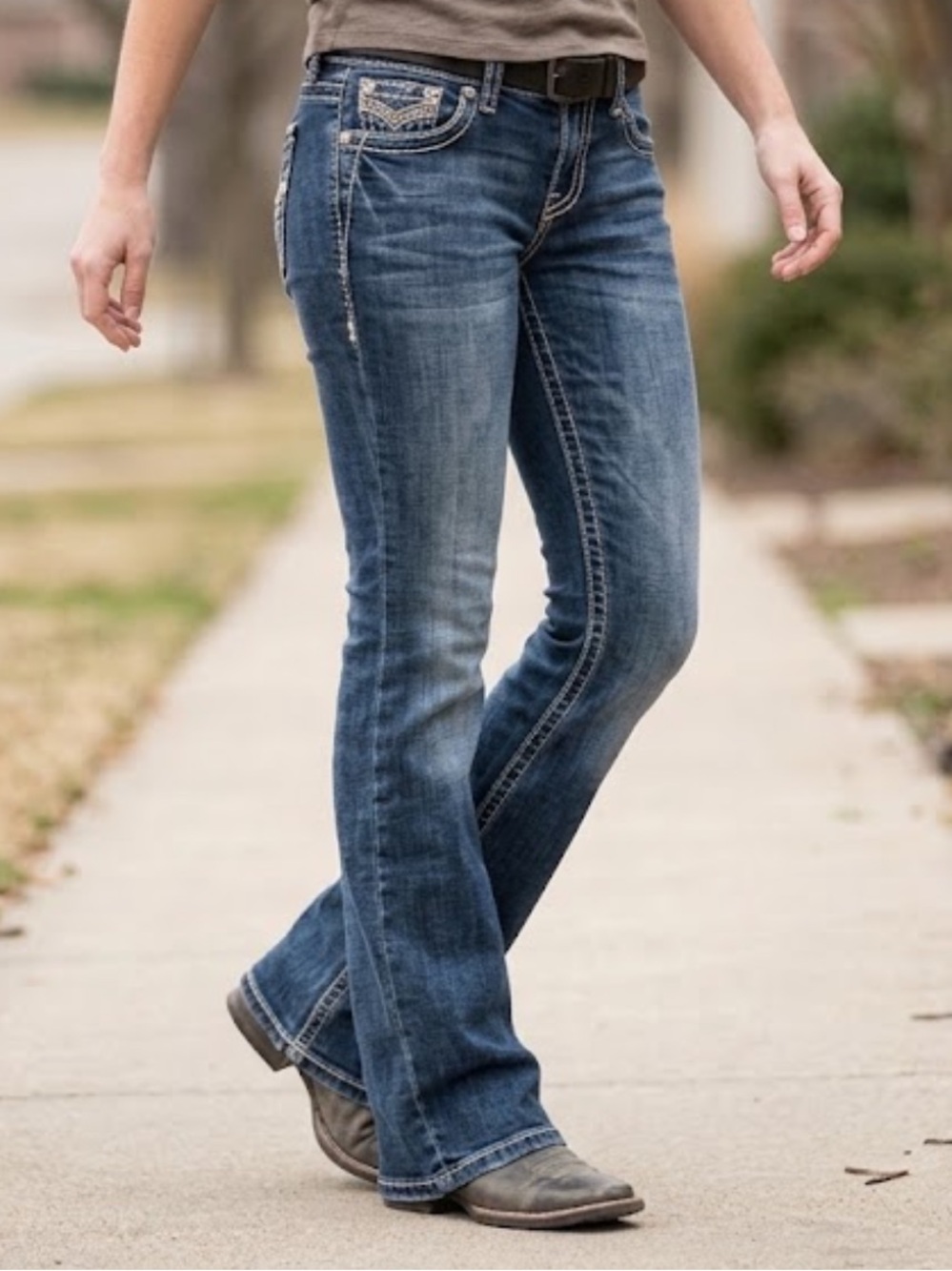 Miss Me Angel Wing Low Rise Distressed Flap Pocket Bootcut Jeans 26
JE8454E2R
B